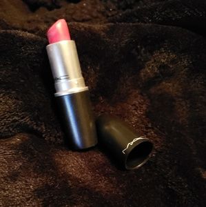 MAC lipstick in Lustering